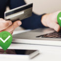 Symbolbild: mehrere Computer mit grünen Häkchen stehen für die EU-Regulierung PSD2, SCA und Jimdo