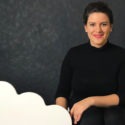 Melanie Kharad von Roomoon posiert neben einem ihrer Kindermöbel