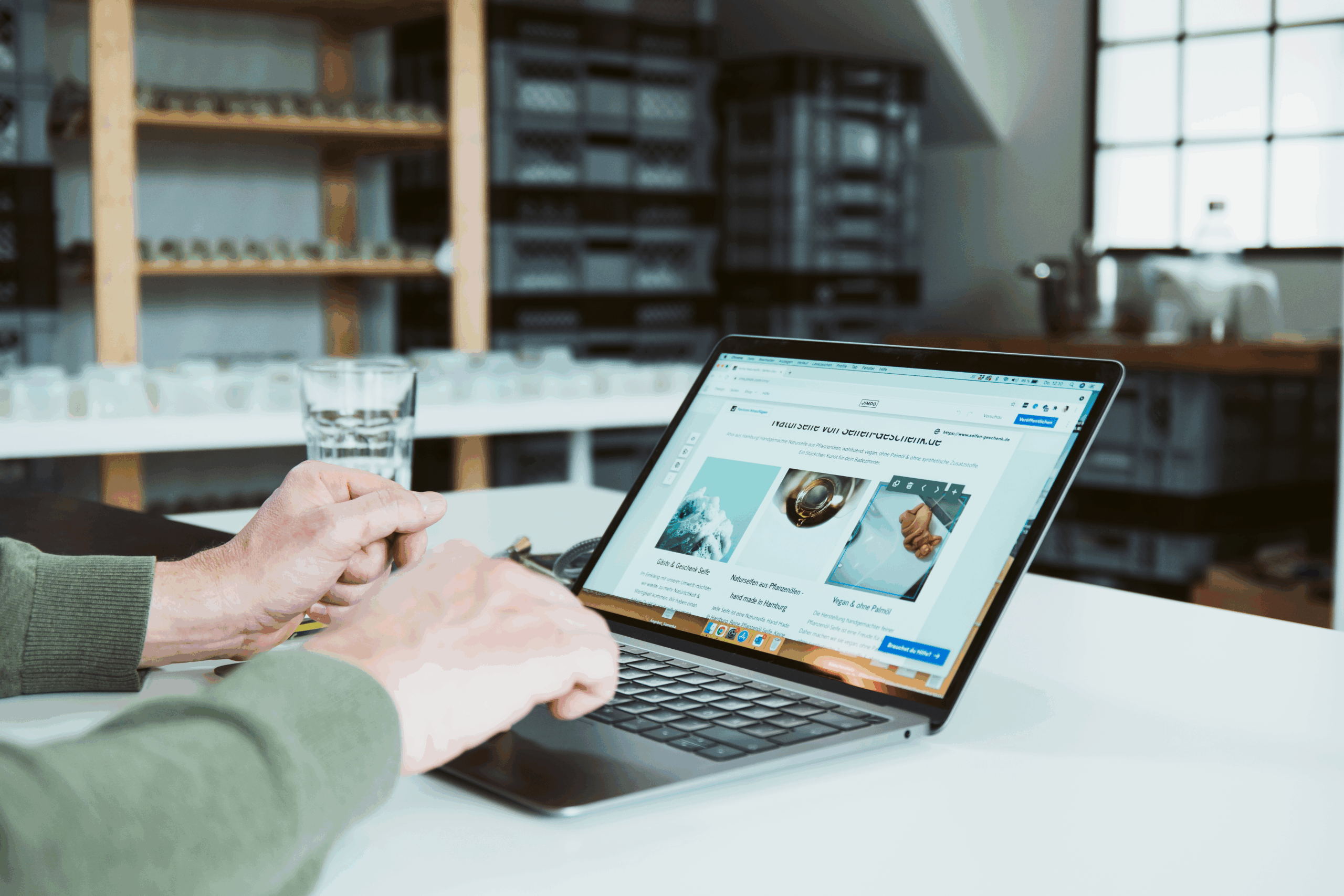 Person arbeitet am Laptop an einer Jimdo-Website im Büro – Website erstellen leicht gemacht für Selbstständige